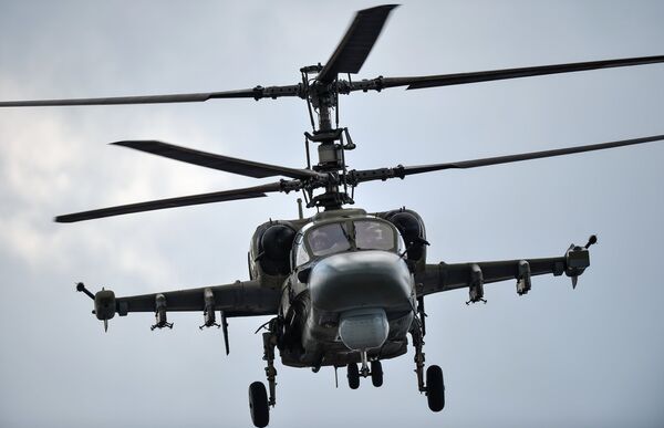 El helicóptero de ataque Ka-52 “Alligator” durante  el ensayo conjunto de los grupos aéreos para el desfile del Día de la Victoria en la base aérea “Kúbinka”, en la región de Moscú. - Sputnik Mundo