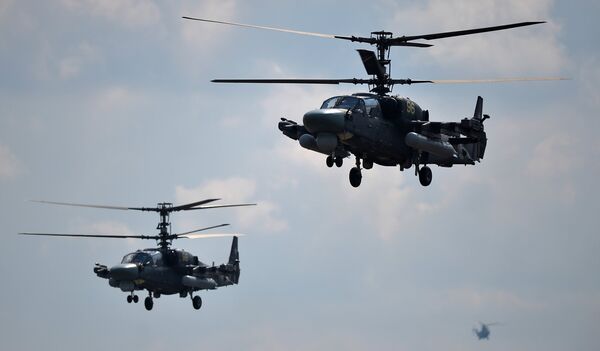 Los helicópteros de ataque Ka-52 “Alligator” durante  el ensayo conjunto de los grupos aéreos para el desfile del Día de la Victoria en la base aérea “Kúbinka”, en la región de Moscú. - Sputnik Mundo