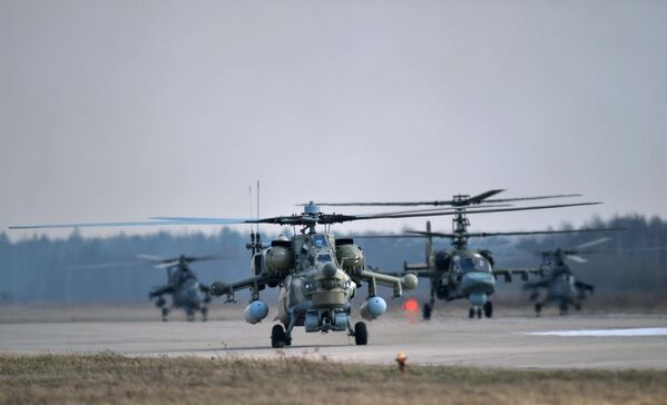 Los helicópteros en la pista de aterrizaje durante el ensayo conjunto de los grupos aéreos para el desfile del Día de la Victoria en la base aérea “Kúbinka”, en la región de Moscú. - Sputnik Mundo