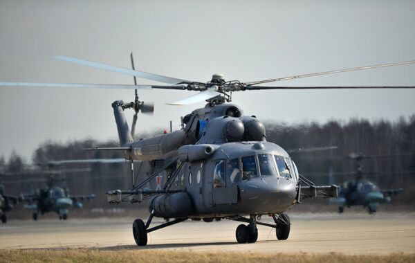 El helicóptero Mi-8AMTSH durante el ensayo conjunto de los grupos aéreos para el desfile del Día de la Victoria en la base aérea “Kúbinka”, en la región de Moscú. - Sputnik Mundo