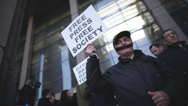 Los periodistas turcos tapan sus bocas con cintas negras - Sputnik Mundo