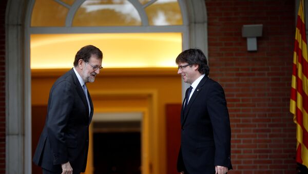 Mariano Rajoy, presidente del Gobierno español, y Carles Puigdemont, presidente de Cataluña (archivo) - Sputnik Mundo
