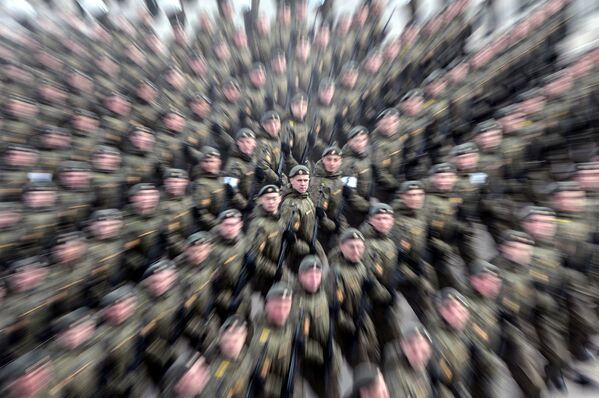 Los militares rusos continúan con los ensayos para el desfile del Día de la Victoria - Sputnik Mundo