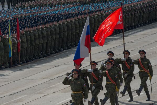 Los militares rusos continúan con los ensayos para el desfile del Día de la Victoria - Sputnik Mundo