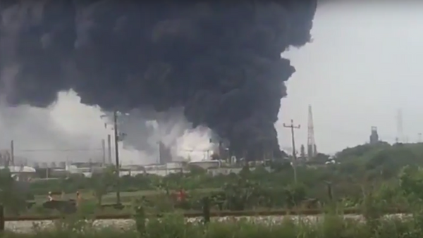 Explosión en una planta petrolera en México que deja 13 muertos - Sputnik Mundo