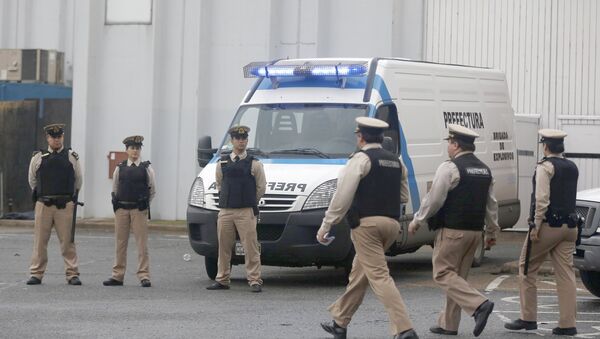 Oficiales de la Prefectura Naval pasan junto a una zona donde 5 personas murieron durante una fiesta de música electrónica - Sputnik Mundo