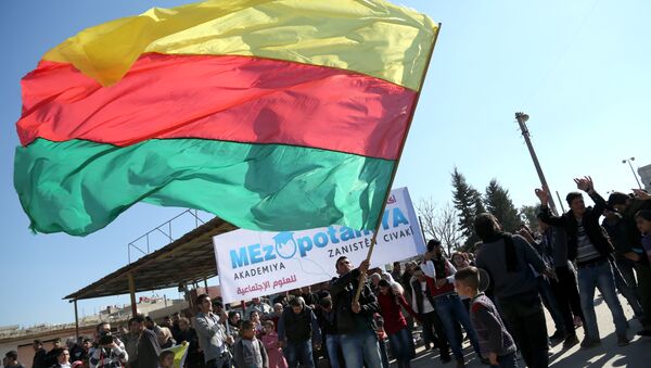 Bandera del partido kurdo sirio Unión Democrática (PYD) (archivo) - Sputnik Mundo