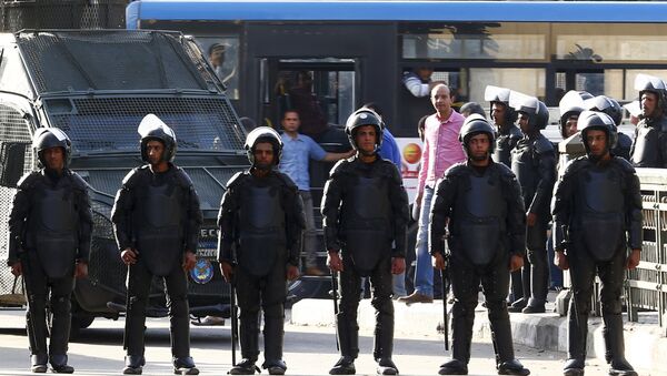 People look on from a bus behind riot police after they closed streets during a demonstration protesting the government's decision to transfer two Red Sea islands to Saudi Arabia, in front of the Press Syndicate in Cairo, Egypt, April 15, 2016. - Sputnik Mundo