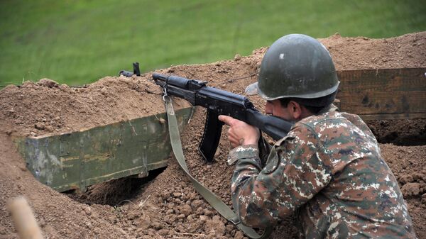 Soldado en la zona de conflicto de Nagorno Karabaj (archivo) - Sputnik Mundo