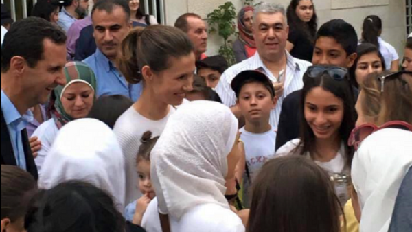 Bashar Asad junto con la primera dama Asma Asad durante la visita a un centro cultural en Damasco - Sputnik Mundo
