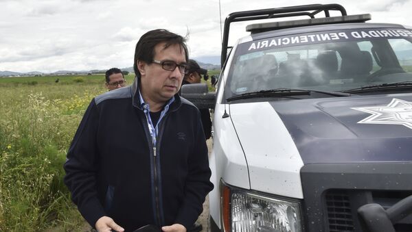 The director of the Criminal Investigation Agency, Tomas Zeron, arrives at the house at the end of the tunnel through which Mexican drug lord Joaquin El Chapo Guzman could have escaped from the Altiplano prison, in Almoloya de Juarez, Mexico, on July 12, 2015. - Sputnik Mundo