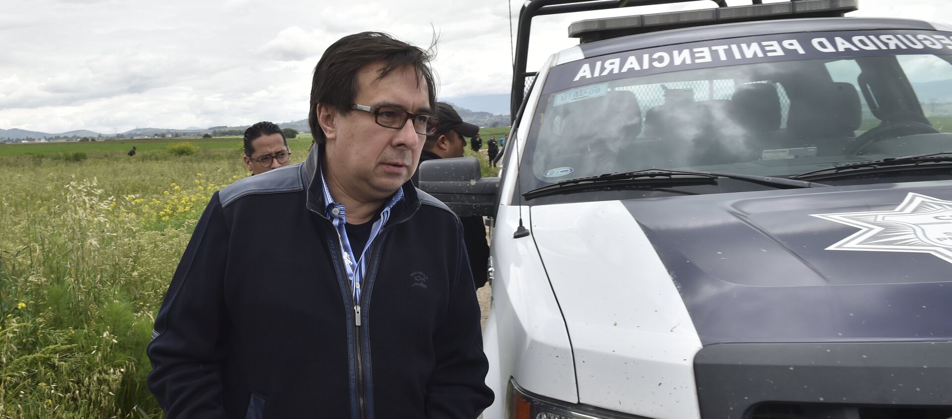 The director of the Criminal Investigation Agency, Tomas Zeron, arrives at the house at the end of the tunnel through which Mexican drug lord Joaquin El Chapo Guzman could have escaped from the Altiplano prison, in Almoloya de Juarez, Mexico, on July 12, 2015. - Sputnik Mundo, 1920, 14.01.2021