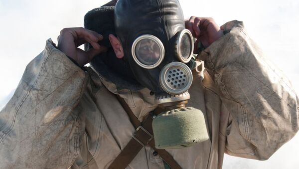 Un soldado con máscara de gas - Sputnik Mundo