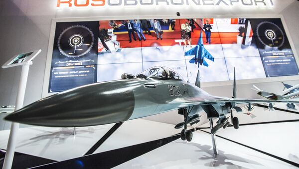 El módelo del caza ruso Su-35 en el mostrador de Rosoboronexport - Sputnik Mundo