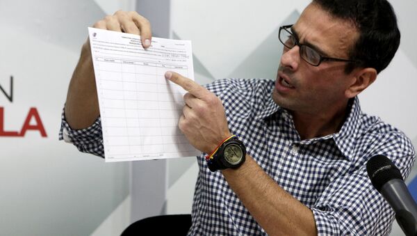 Henrique Capriles muestra la planilla para recolectar las firmas por el referendo contra Maduro - Sputnik Mundo