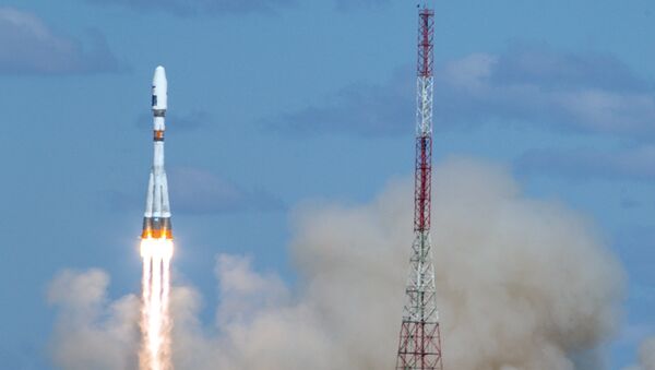 El primer lanzamiento del cohete Soyuz-2.1a con tres satélites rusos a bordo desde el cosmódromo Vostochi - Sputnik Mundo