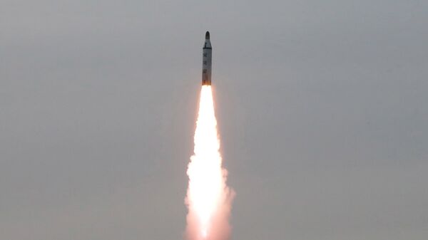 Lanzamiento de un misil norcoreano (imagen referencial) - Sputnik Mundo