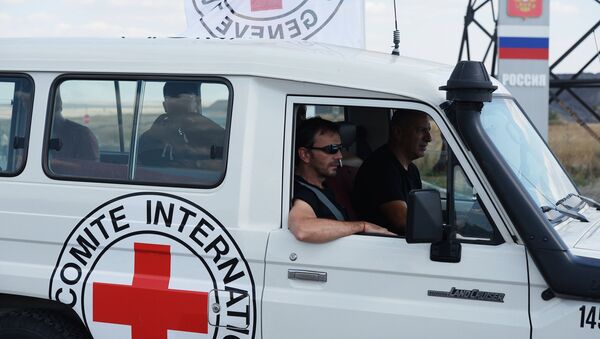 Un convoy con la ayuda humanitaria de la Cruz Roja para Ucrania - Sputnik Mundo