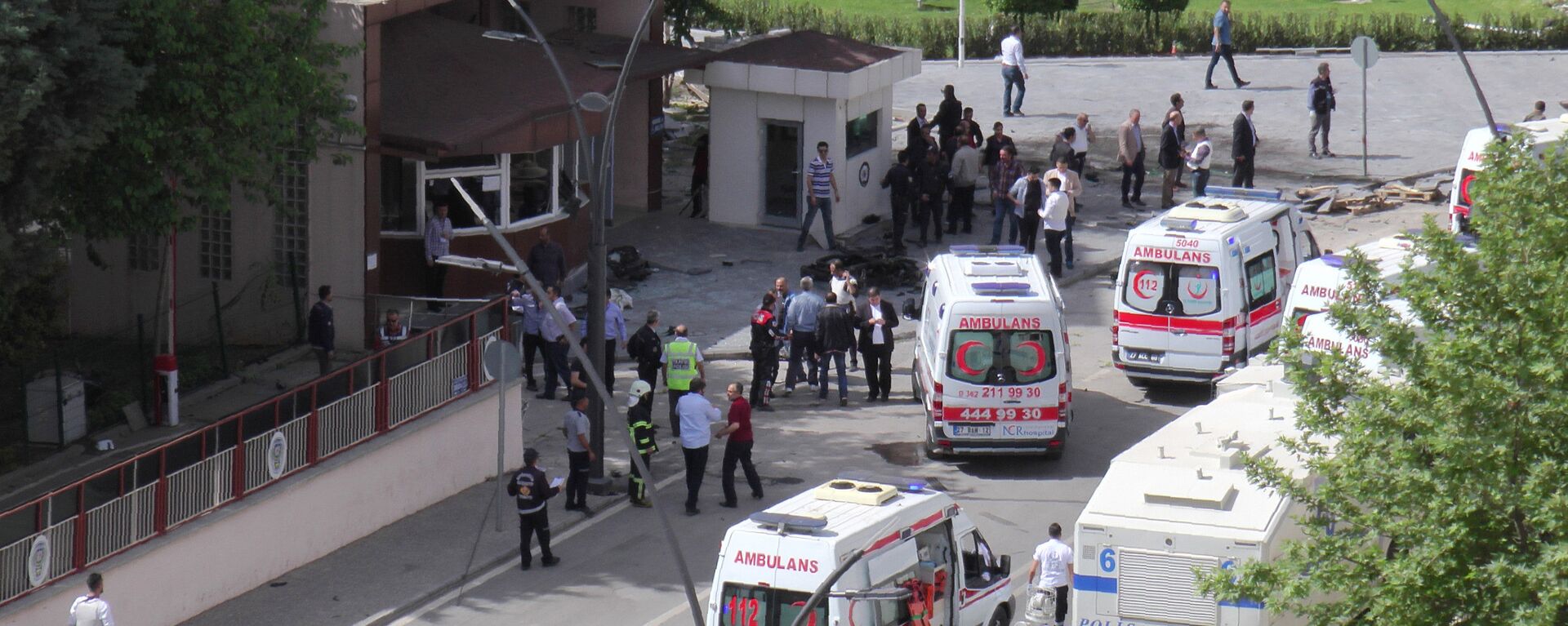 Ambulances are parked outside the police headquarters in the southeastern Turkish city of Gaziantep on May 1, 2016 after a bomb exploded, killing one police officer.  - Sputnik Mundo, 1920, 07.08.2023