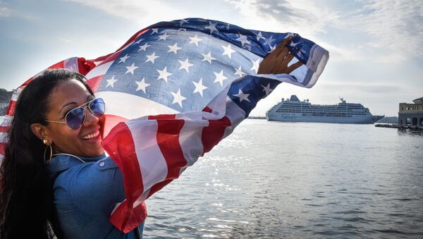 Una cubana alza la bandera estadounidense - Sputnik Mundo