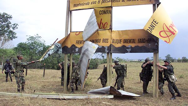 La policía colombiana derribar un signo de las FARC en Miraflores - Sputnik Mundo