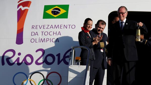 Carlos Nuzman, el presidente del Comité organizador de Río 2016, tiene en sus manos el fuego olímpico que llegó a Brasil - Sputnik Mundo