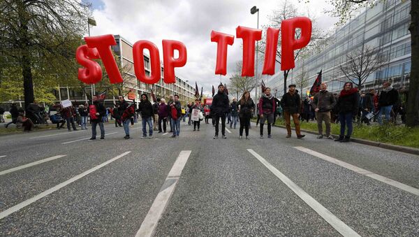 Protestas contra TTIP. Manifestantes alzan el cartel Paren TTIP - Sputnik Mundo