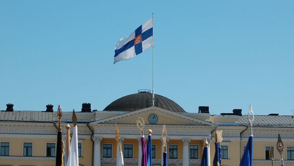 Finnish flag flying on the Palace of the Council of State, Helsinki - Sputnik Mundo