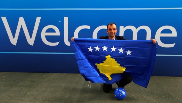 Un miembro del equipo de periodistas de Kosovo celebra el ingreso a la UEFA - Sputnik Mundo
