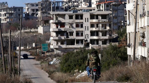 Syrian army soldiers ride a motorcycle in the village of Salma, in the northwestern province of Latakia on January 15, 2016 - Sputnik Mundo