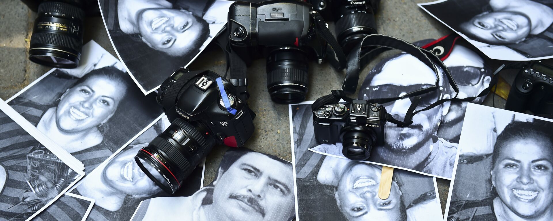 View of photos of killed journalists and cameras outside the Veracruz state representation office during a journalists protest in Mexico City on February 11, 2016.  - Sputnik Mundo, 1920, 03.05.2021