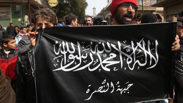 Los manifestantes agarran la bandera de Frente al Nusra - Sputnik Mundo