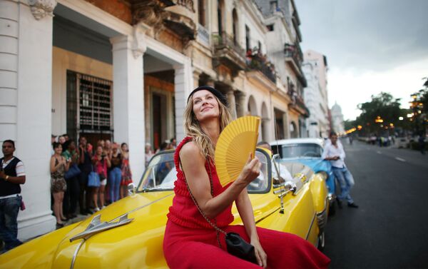 Modelo Gisele Bundchen antes del show de Chanel en La Habana, Cuba - Sputnik Mundo