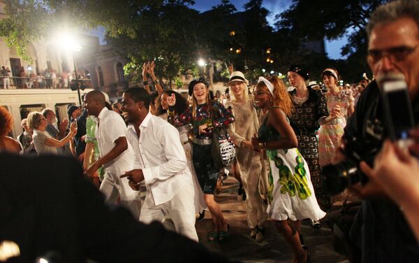 Modelos bailando durante el show de Chanel en el Paseo del Prado en La Habana - Sputnik Mundo