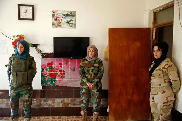 Mujeres contra Daesh: la rutina de las jóvenes que tomaron las armas - Sputnik Mundo