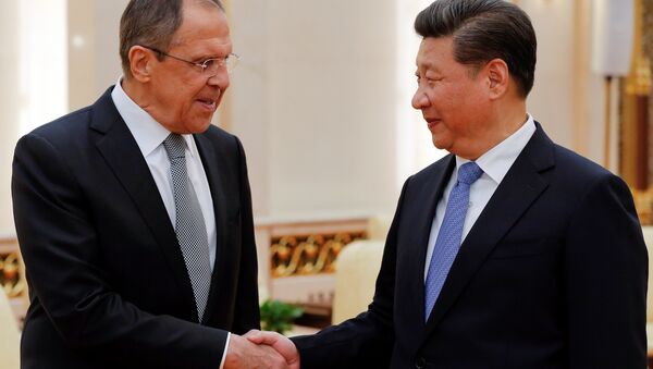 El canciller ruso Serguéi Lavrov y el presidente chino Xi Jinping - Sputnik Mundo
