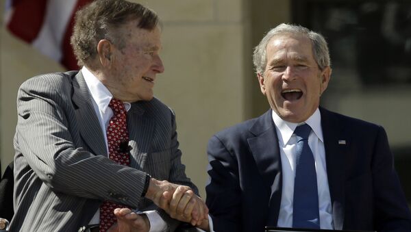 Apretón de manos de George H.W. Bush y su hijo, George W. Bush - Sputnik Mundo