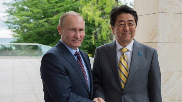 Vladímir Putin, presidente ruso, con Shinzo Abe, primer ministro japonés - Sputnik Mundo