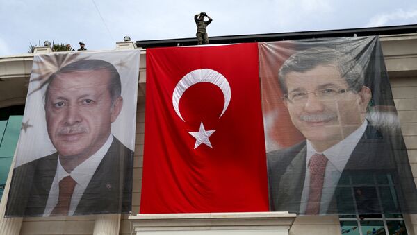 Las imagenes del presidente de Turquía, Recep Tayiip Erdogan, y del primer ministro turco, Ahmet Davutoglu - Sputnik Mundo