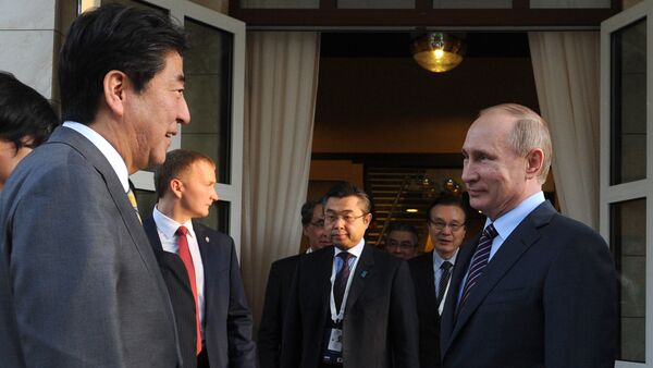 Vladímir Putin, el presidente de Rusia, y Shinzo Abe, el primer ministro de Japón, el 6 de mayo de 2016 - Sputnik Mundo