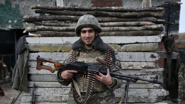 Армянский солдат позирует в зоне карабахского конфликта - Sputnik Mundo