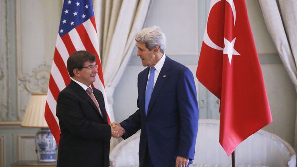 apretón de manos del ex-primer ministro turco, Ahmet Davutoglu con el Secretario del estado de EEUU, John Kerry - Sputnik Mundo