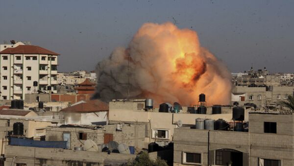 File photo of a ball of fire rises from an explosion following an Israeli air strike on the house in the southern Gaza Strip, Tuesday, Aug. 26, 2014 - Sputnik Mundo