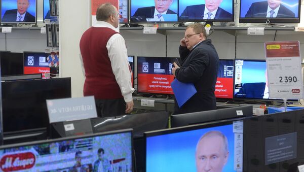 La línea directa con Vladimir Putin, en todas las pantallas de una tienda - Sputnik Mundo