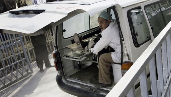 An injured Afghan, partially visible, in an ambulance following an attack in Kabul, Afghanistan on Wednesday, Feb. 11, 2009. - Sputnik Mundo