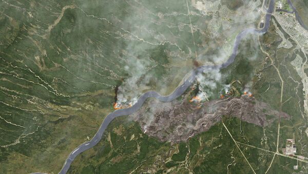 Smoke from wildfires near Fort McMurray, Alberta, Canada are shown in this satellite photo from NASA taken May 3, 2016. - Sputnik Mundo