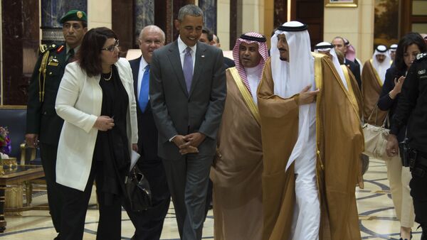Barack Obama, presidente de EEUU, hablando con Salman bin Abdulaziz Al Saud, Rey de Arabia Saudí - Sputnik Mundo