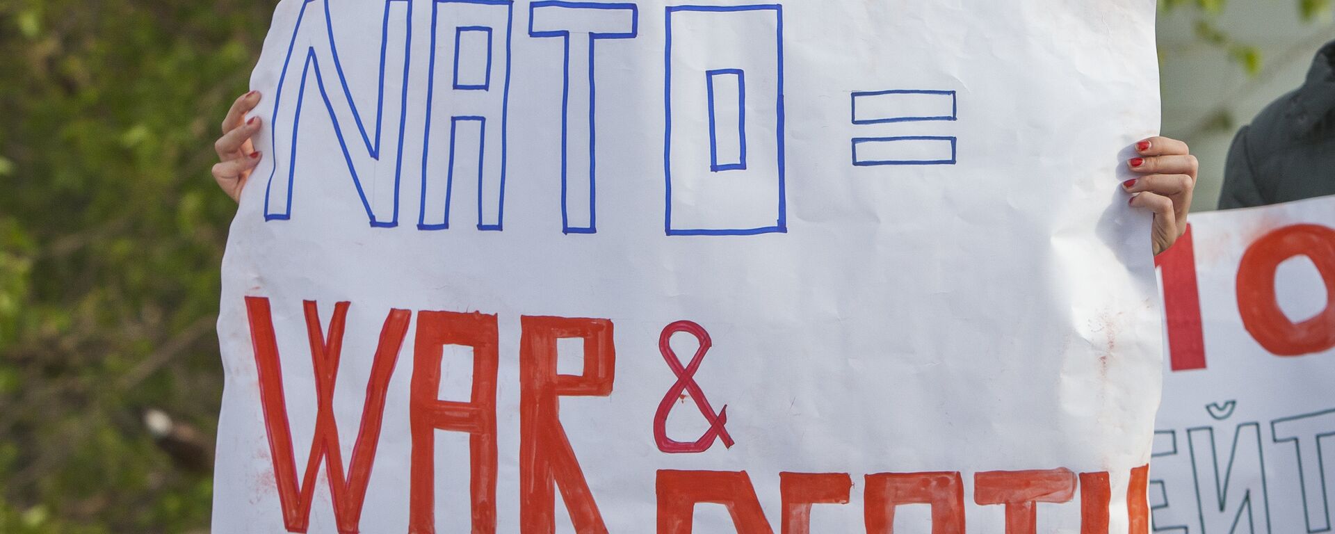 Activistas sosteniendo carteles anti-OTAN - Sputnik Mundo, 1920, 21.01.2023