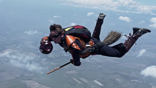 Los sueños sí se hacen realidad: Paracaidistas colombianos juegan al ‘Quidditch’ en el cielo - Sputnik Mundo