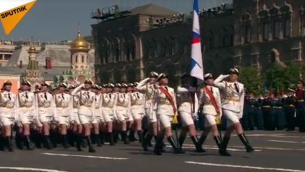 Las mujeres cadetes desfilan por la Plaza Roja - Sputnik Mundo